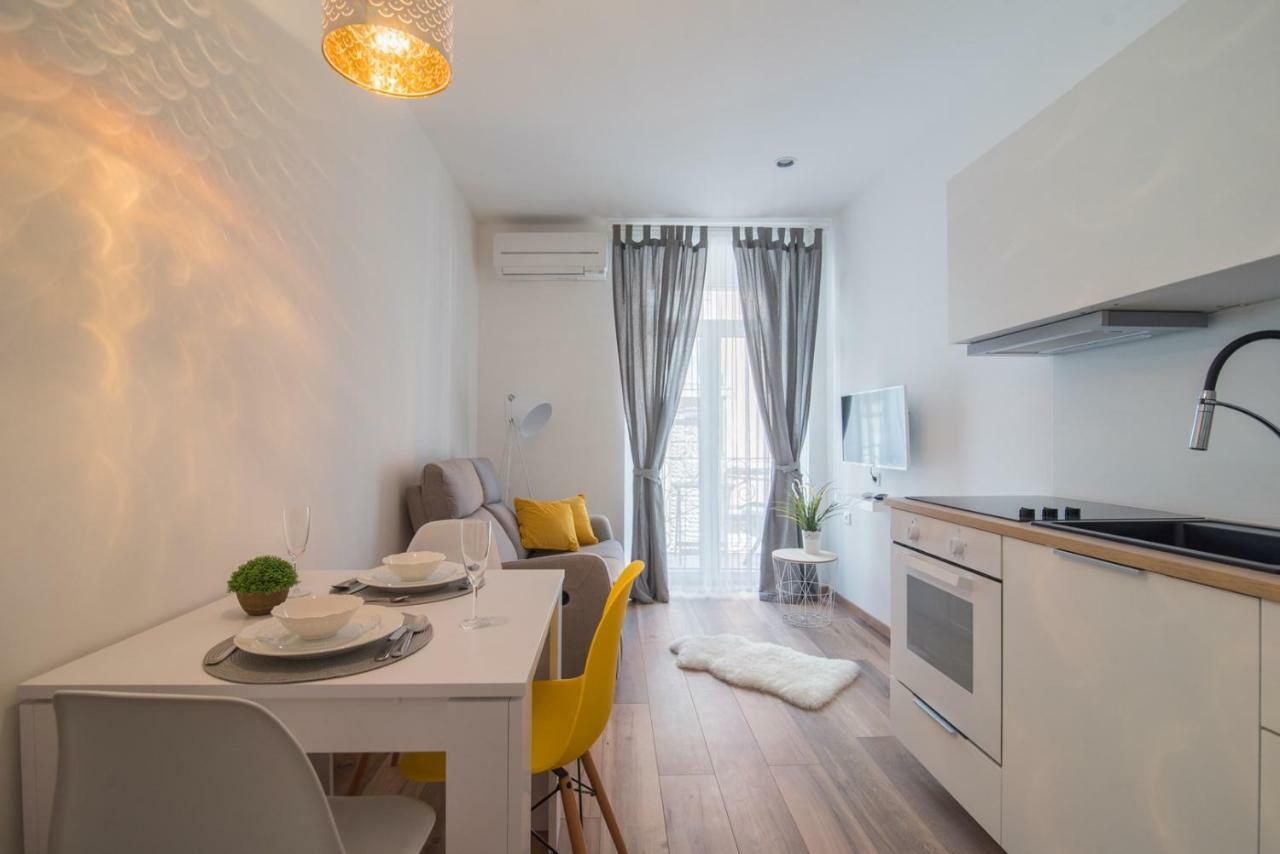 Leona Deluxe Apartments Pula Buitenkant foto