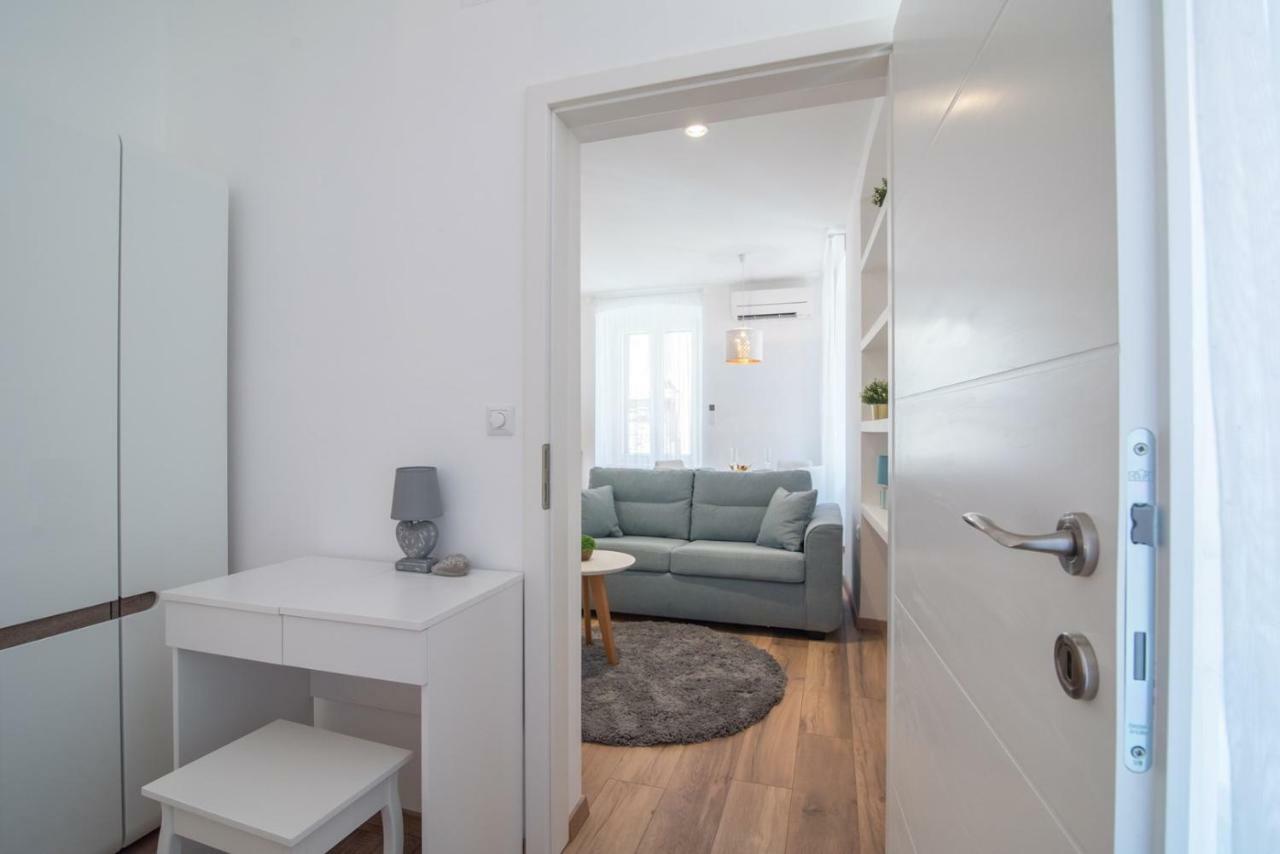 Leona Deluxe Apartments Pula Buitenkant foto