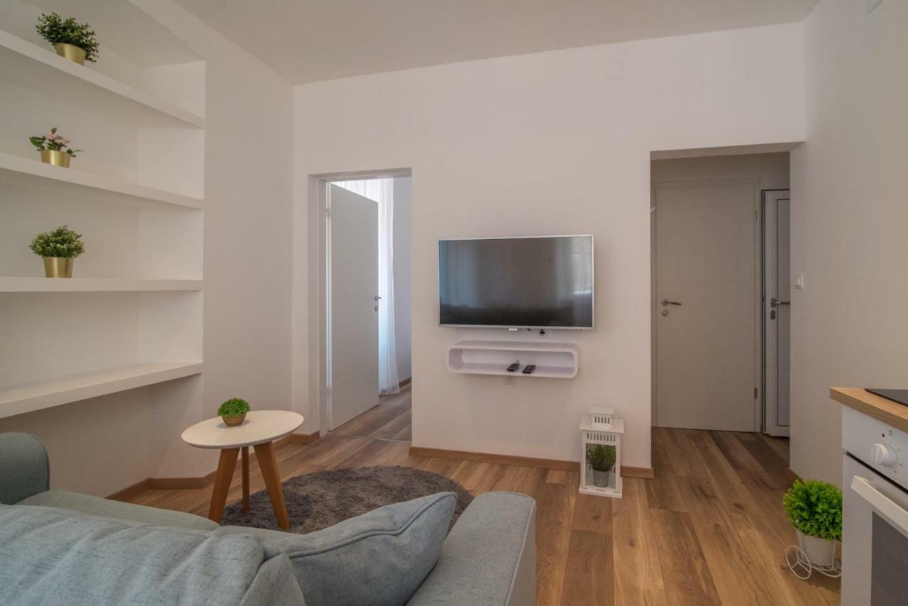Leona Deluxe Apartments Pula Buitenkant foto