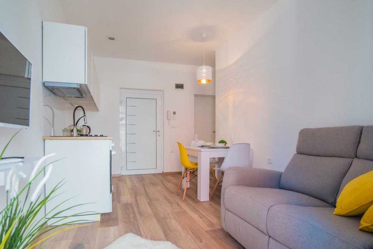 Leona Deluxe Apartments Pula Buitenkant foto